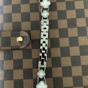 Van Cleef–Inspired Apple Watch Band • Silver Clover Style • Chic & Trendy